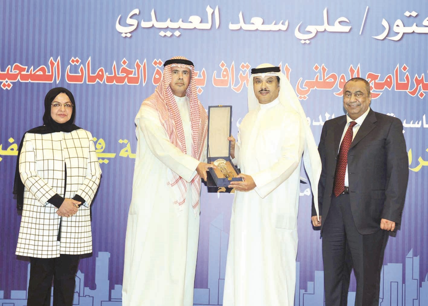 درع تكريمية لجمال الحربي (تصوير سعد هنداوي)