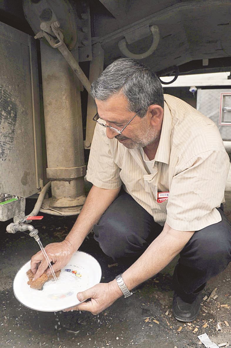 يغسلون أطباقهم في الشارع