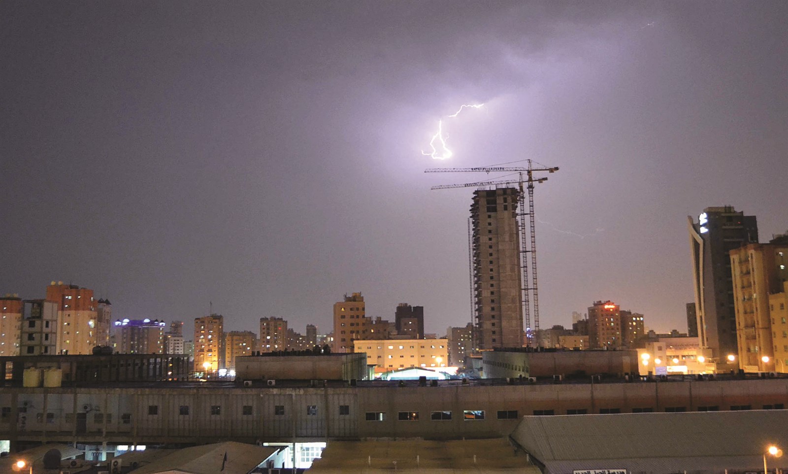 البرق أنار السماء (تصوير موسى عياش)