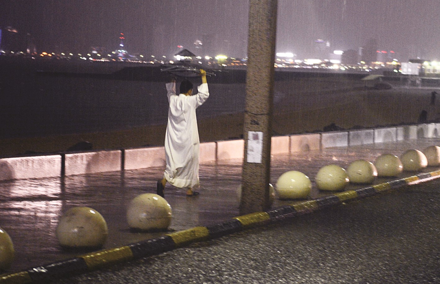 اتقاء الأمطار بأي «شيء»