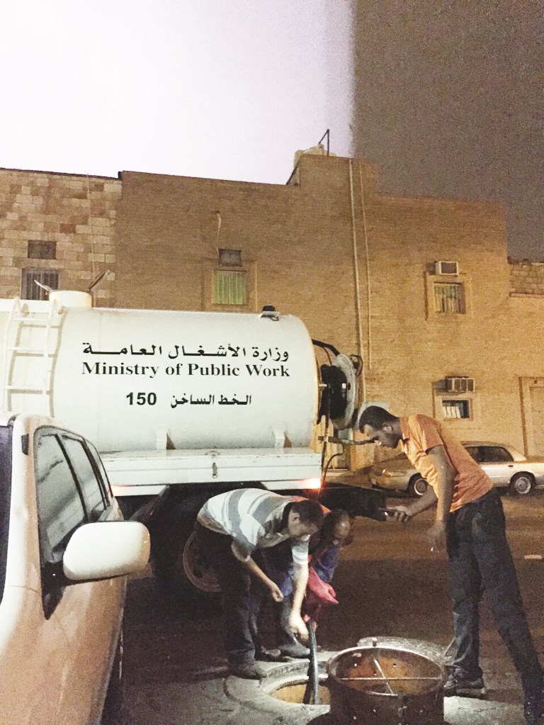 نشاط لعمال وزارة الأشغال للتغلب على انسداد المناهيل