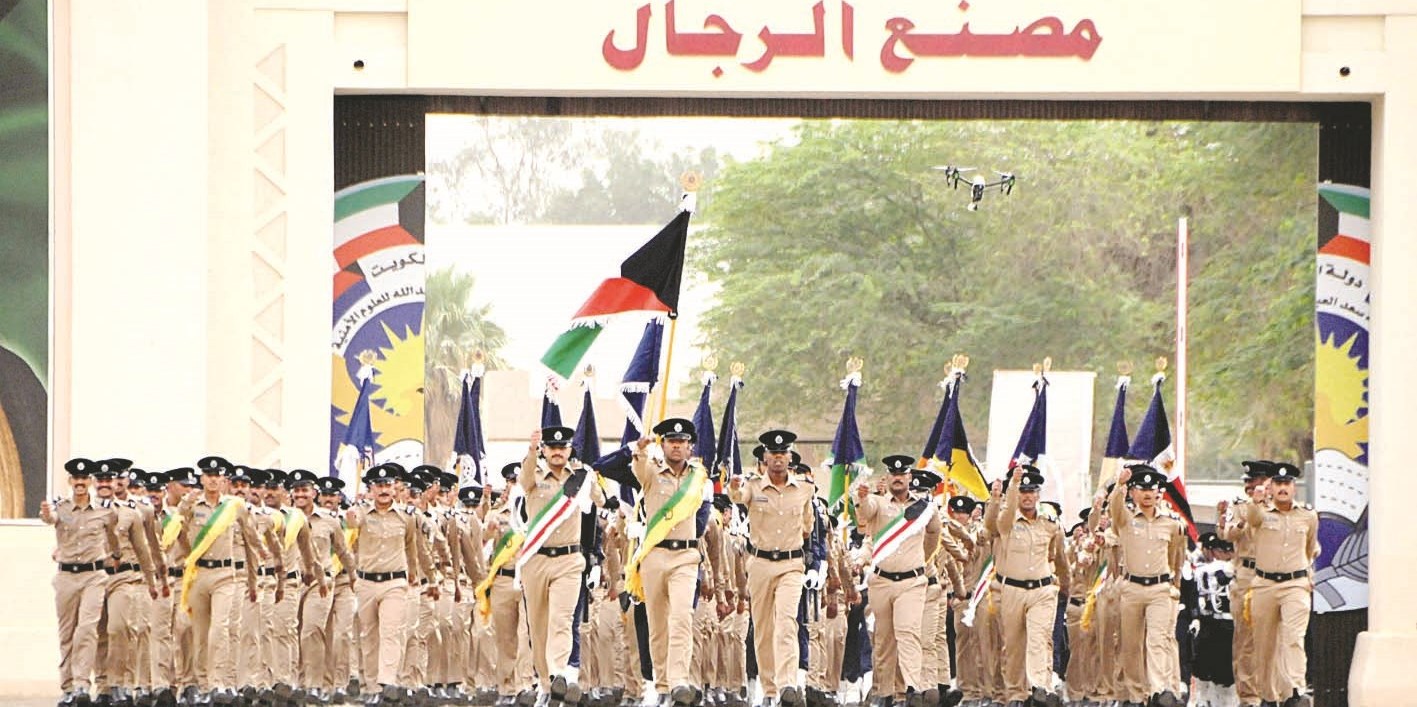 الخريجون أثناء العرض