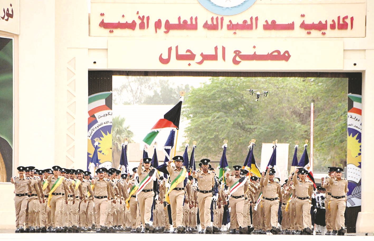 الخريجون أثناء العرض