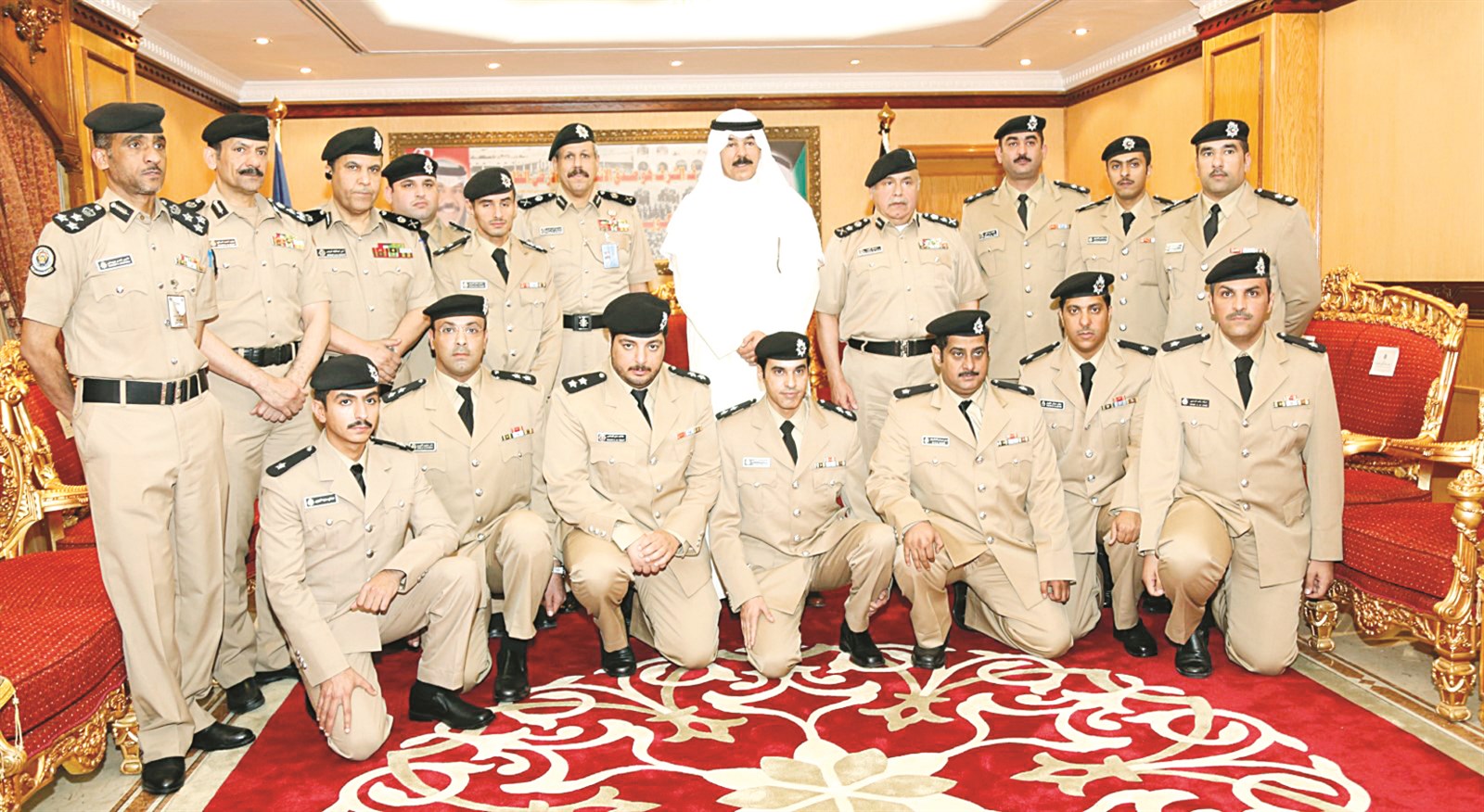 الخالد متوسطاً المدير العام لاكاديمية سعد العبدالله للعلوم الامنية بالتكليف العميد ناصر بورسلي والقيادات والضباط