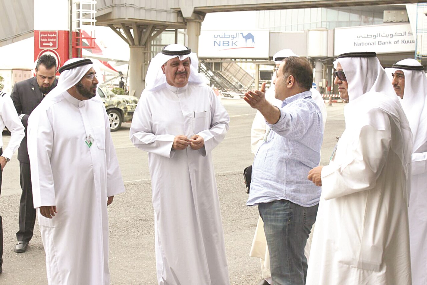 ... ويستمع إلى شرح عن أحد المشاريع