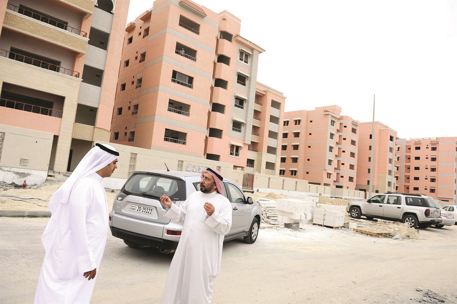 أحد المواطنين يتحدث للزميل محمد صباح (تصوير نايف العقلة)