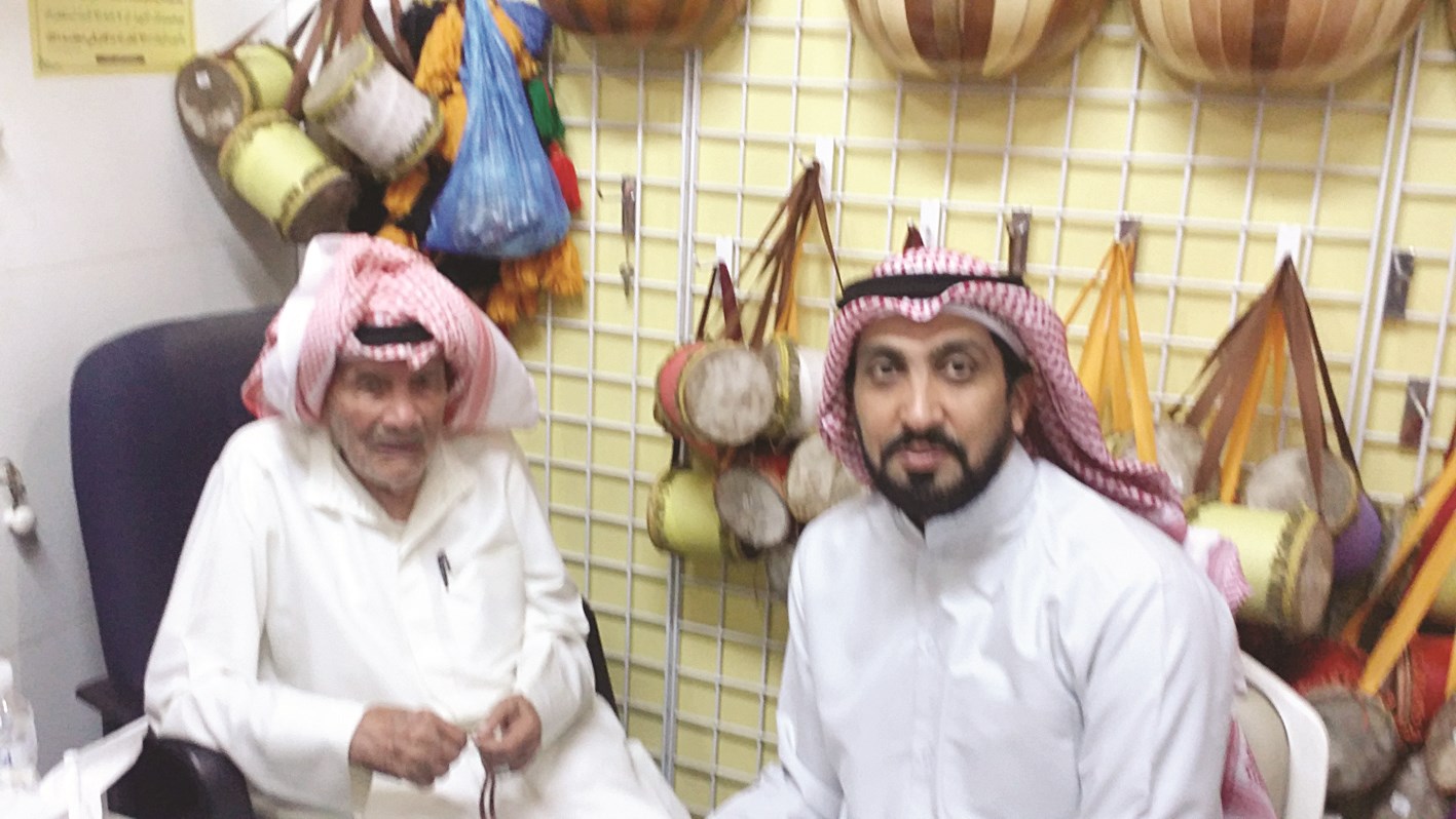 أحمد اليعقوب يتحدث للزميل غانم السليماني