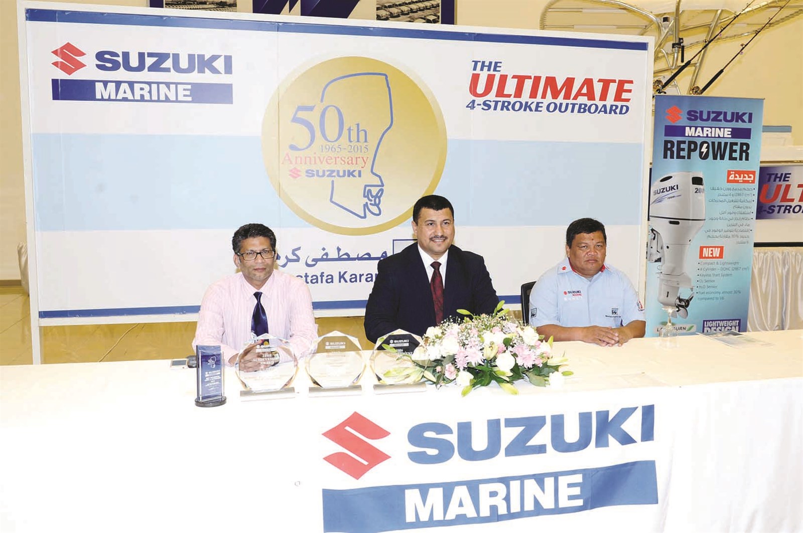 الأحمد وفريق الشركة خلال المؤتمر الصحافي (تصوير زكريا عطية)