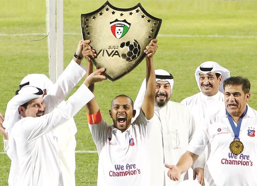 العتيقي يرفع درع دوري (فيفا ليغ) (تصوير الأزرق دوت كوم)