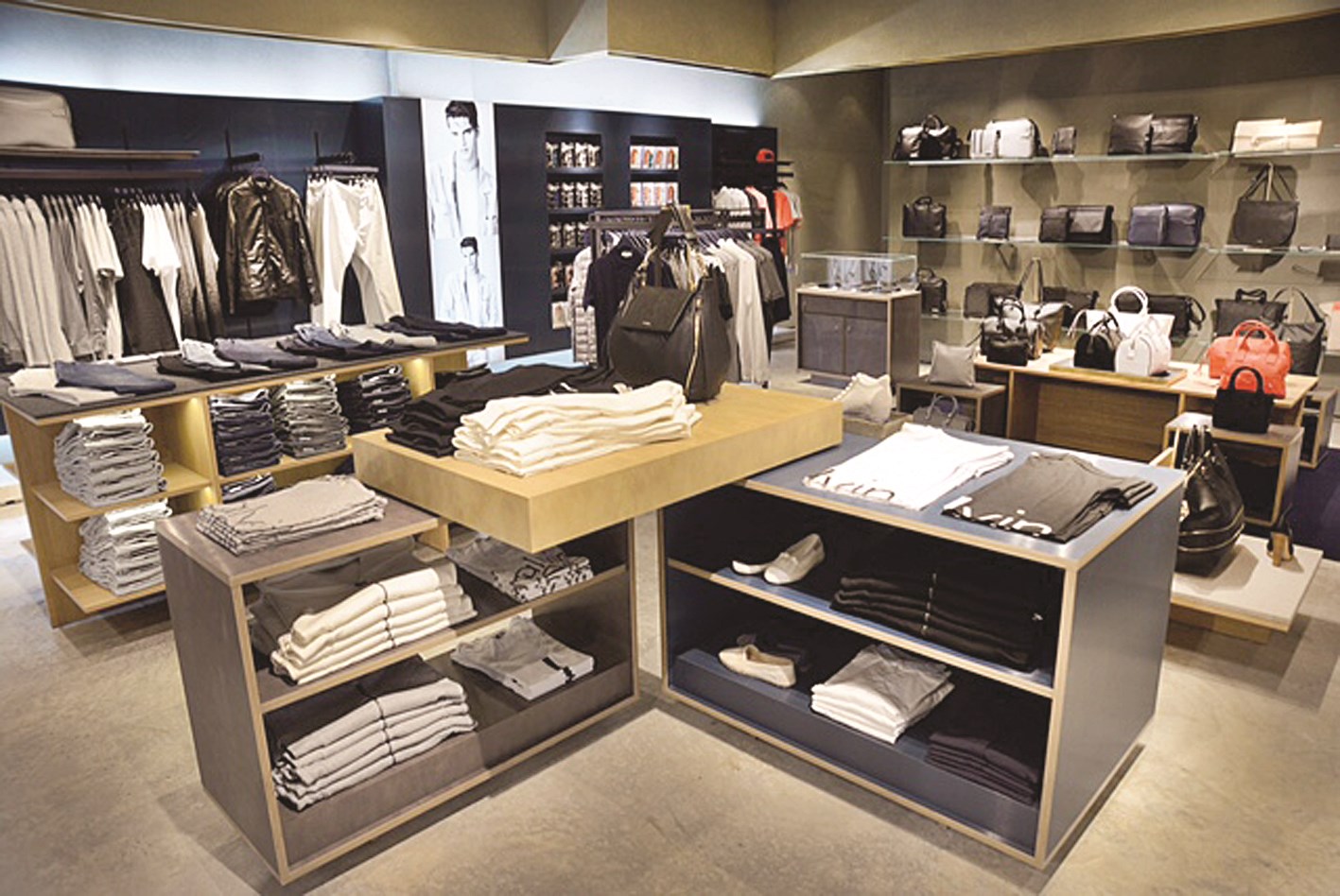 تشكيلة واسعة من الملابس والإكسسوارات