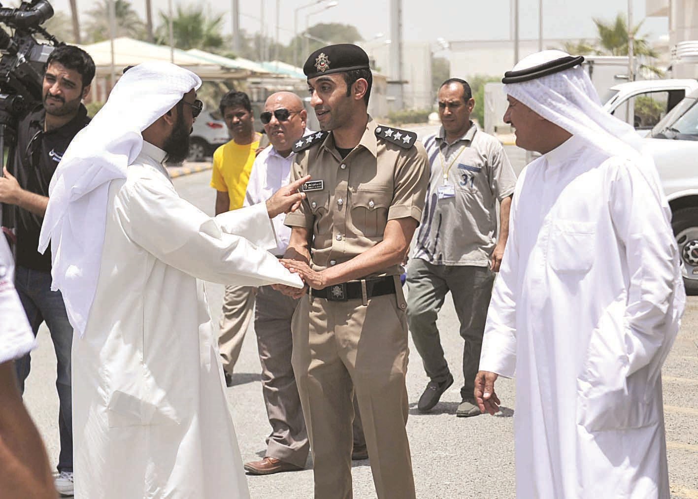 نقاش مع أحد الضباط قبل المغادرة