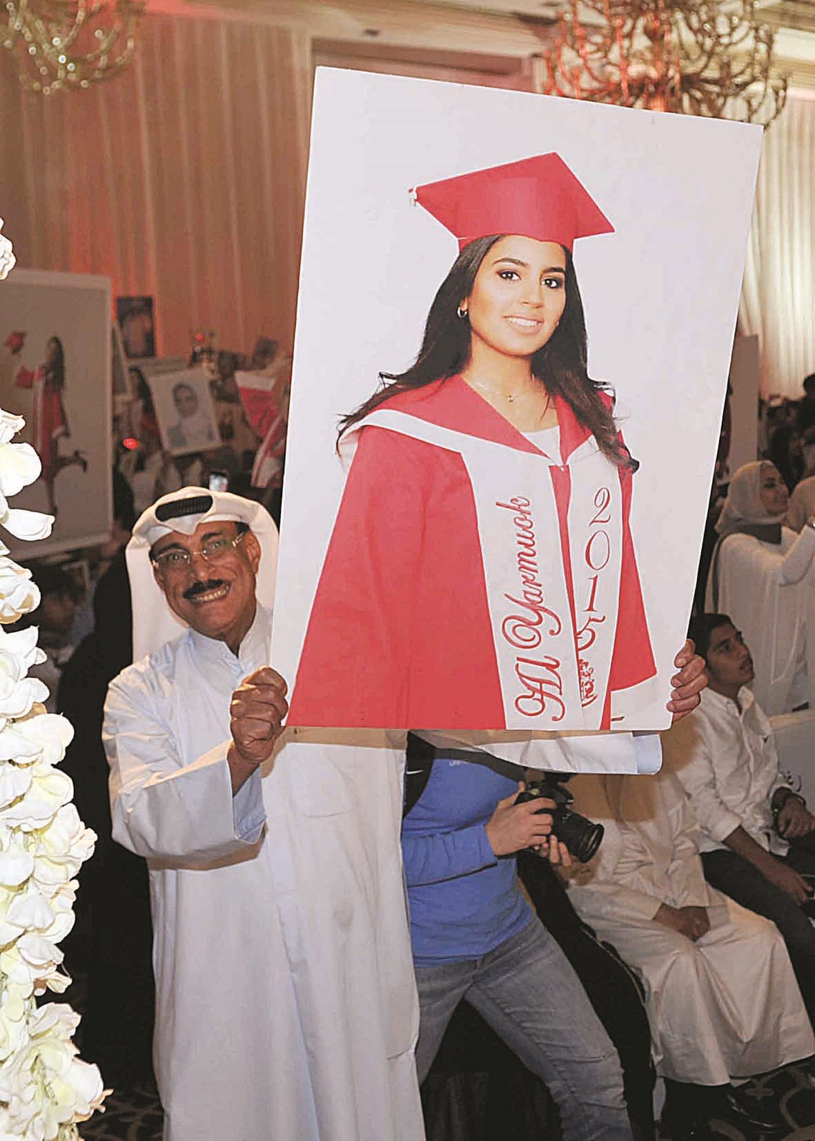 ولي أمر يرفع صورة ابنته