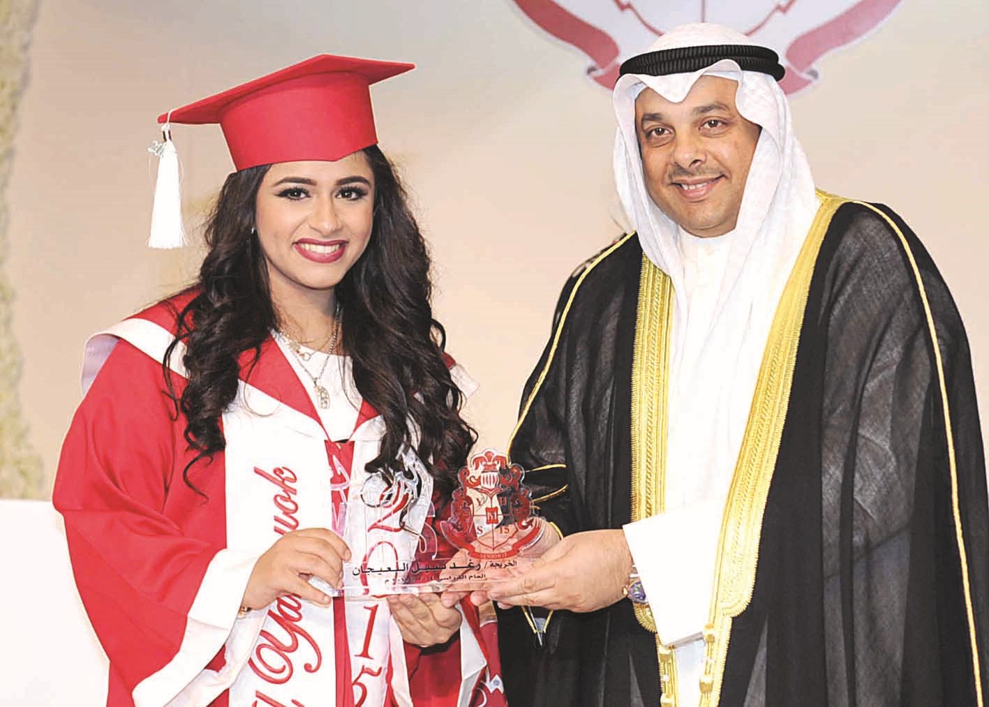 يعقوب الصانع مكرماً الطالبة رغد البعيجان (تصوير سعد هنداوي)