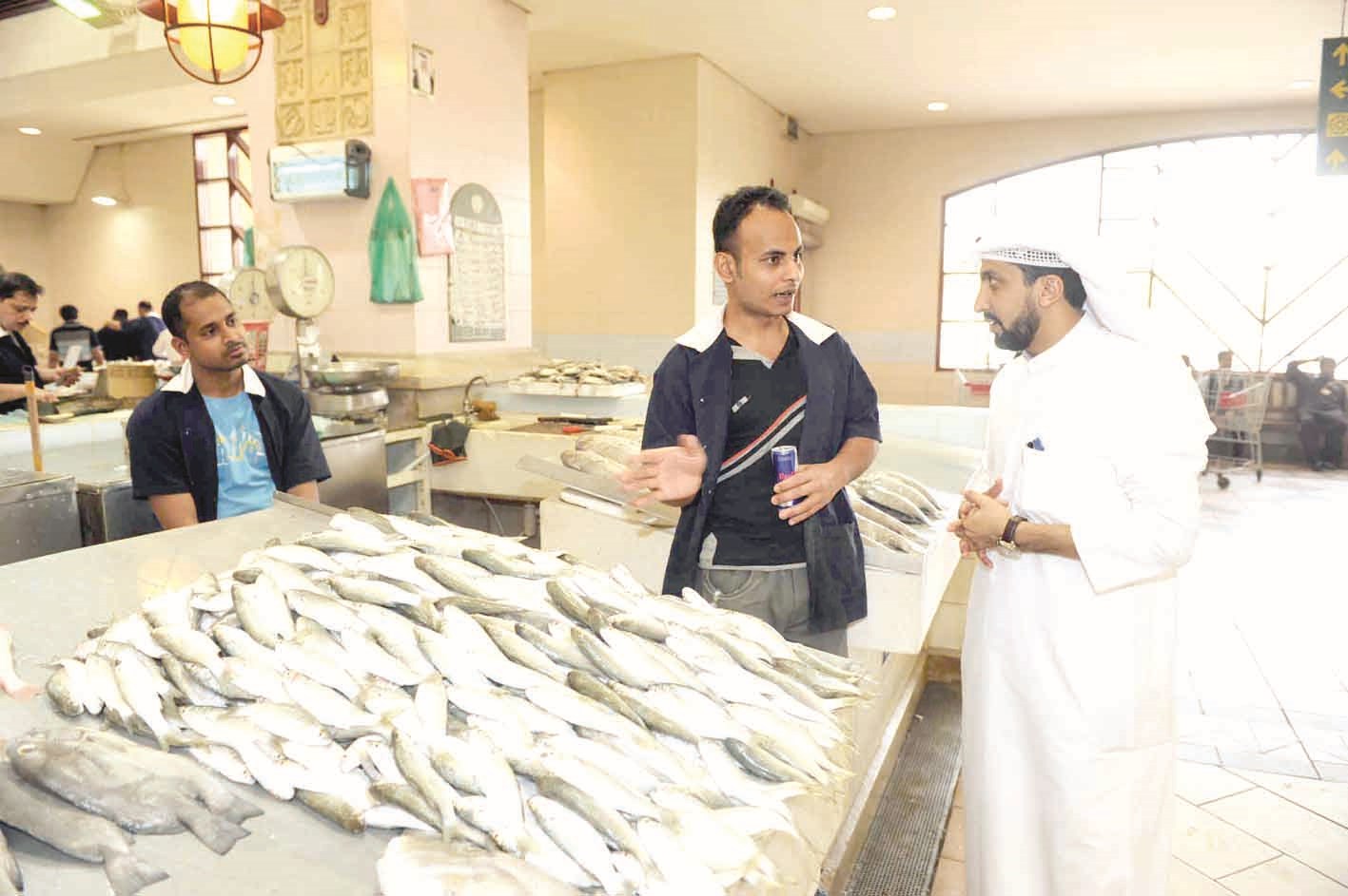 الزميل غانم السليماني يتحدث مع أحد البائعين