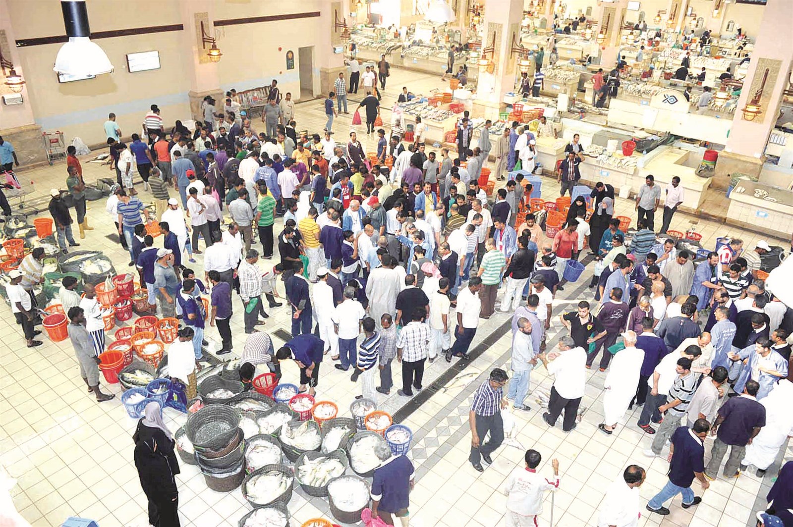 سوق السمك في شرق... حضور كبير بحثا عن الميد  (تصوير نور هنداوي)