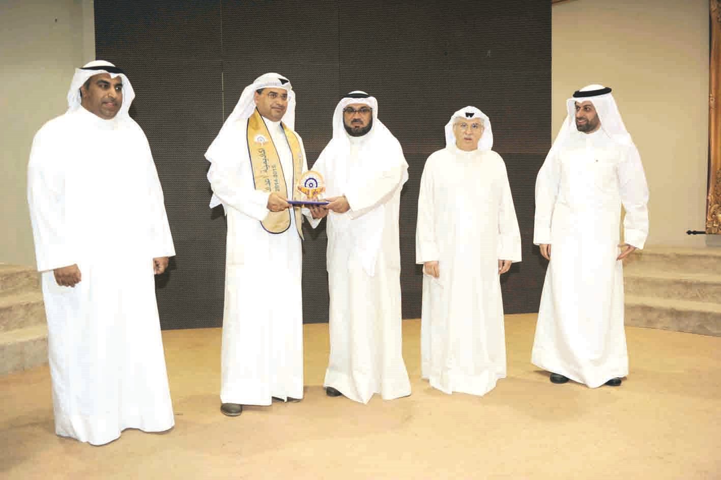 أحد الخريجين متوسطاً الحساوي والنجار وكرم والكندري