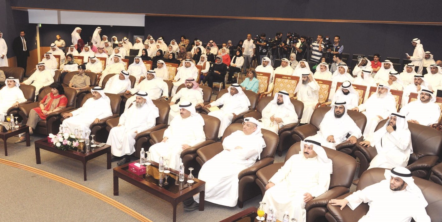 الحضور يتابعون الندوة