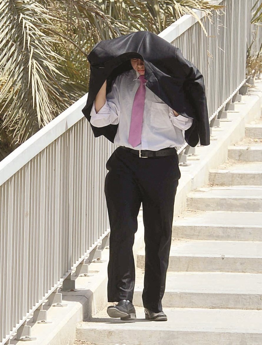 محاولة للاحتماء من الحرارة العالية (تصوير موسى عياش)