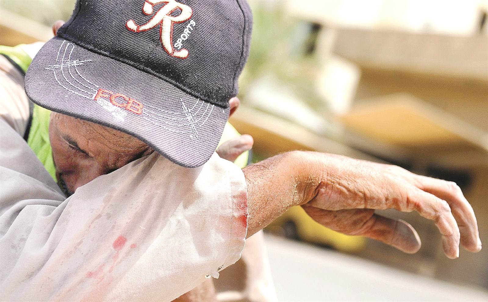 u0639u0627u0645u0644 u064au0645u0633u062d u0639u0631u0642u0647 u0648u0633u0637 u062du0631u0627u0631u0629 u0644u0627u0645u0633u062a 50 u062fu0631u062cu0629 u0645u0626u0648u064au0629 (u062au0635u0648u064au0631 u0646u0648u0631 u0647u0646u062fu0627u0648u064a)