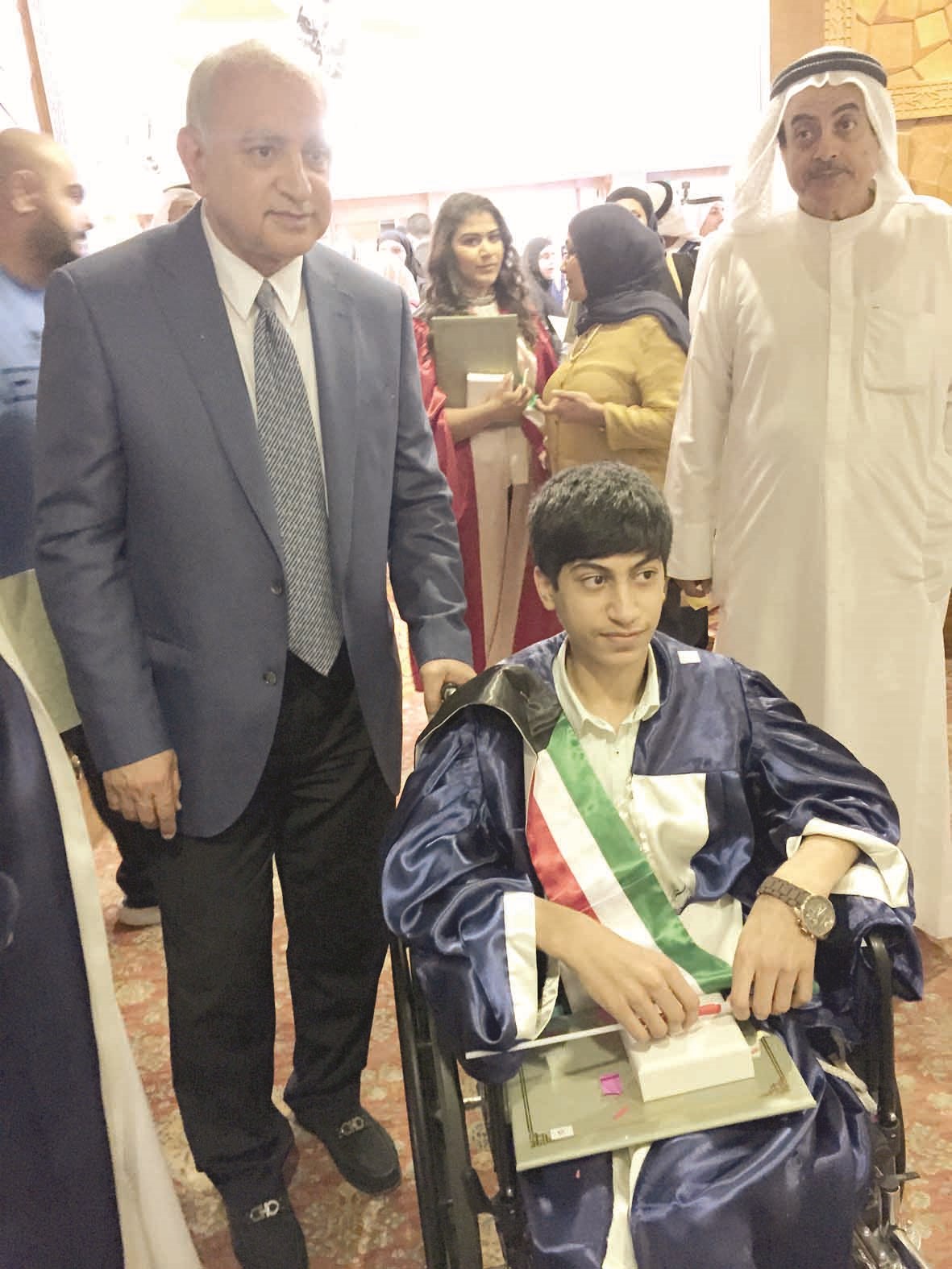 العيسى في لقطة تذكارية مع طالب متفوق في التربية الخاصة