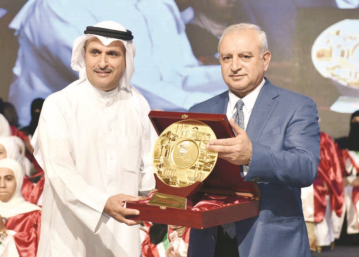 درع تذكارية للوزير من الصقر