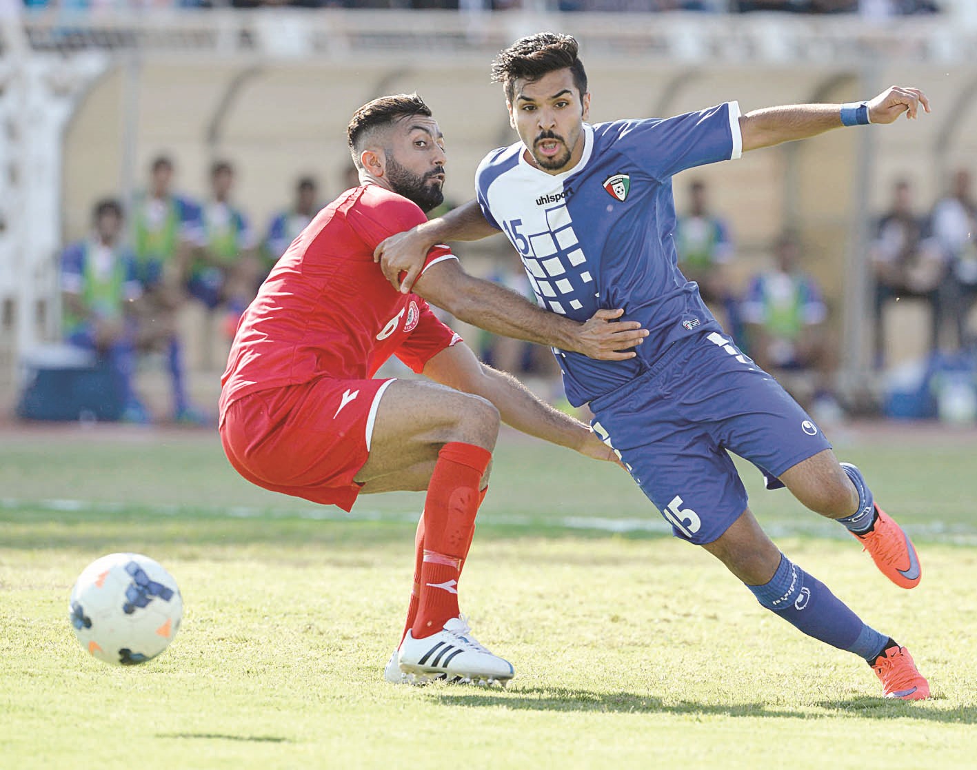 فيصل زايد يحاول تخطي المدافع اللبناني