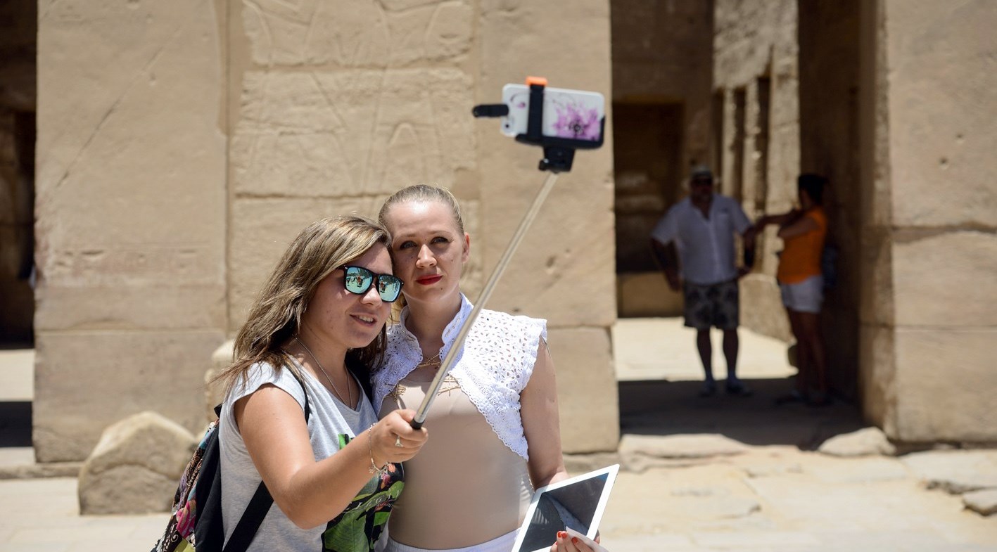 u0633u0627u0626u062du062au0627u0646 u062au0644u062au0642u0637u0627u0646 u0635u0648u0631u0629 u062au0630u0643u0627u0631u064au0629 u0641u064a u0645u0639u0628u062f u0627u0644u0643u0631u0646u0643 u0628u0627u0644u0623u0642u0635u0631 (u0627 u0641 u0628)