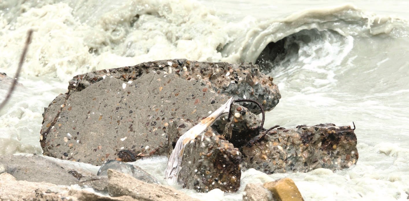 أمواج بحر أم مياه صرف صحي؟