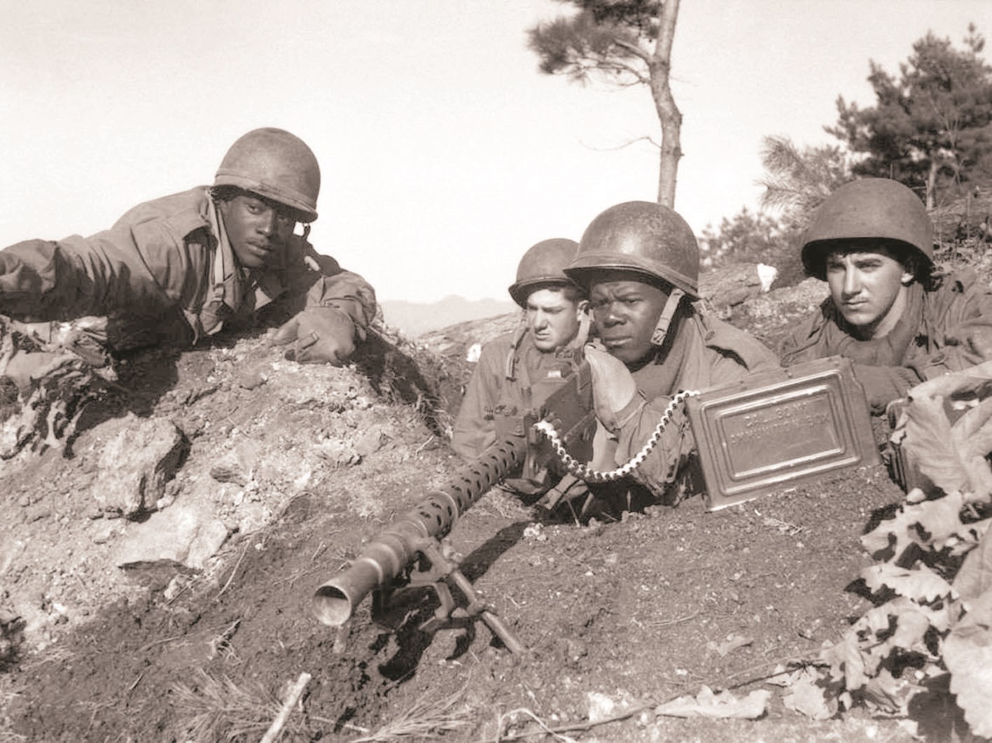 في 1948 ألغى الرئيس الأميركي ترومان سياسة الفصل العنصري في الجيش وهذه أول صورة وثقت ذلك الحدث خلال مشاركة الجيش الأميركي في الحرب الكورية