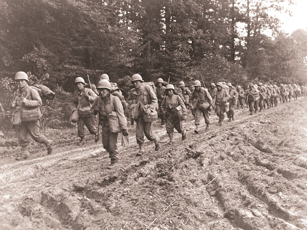 صورة لمقاتلي الفوج المقاتل رقم 442 خلال الحرب العالمية الثانية وهو الفوج الذي كانت له شهرة قتالية واسعة وكان يتألف حصرياً من جنود أميركيين منحدرين من أصول يابانية