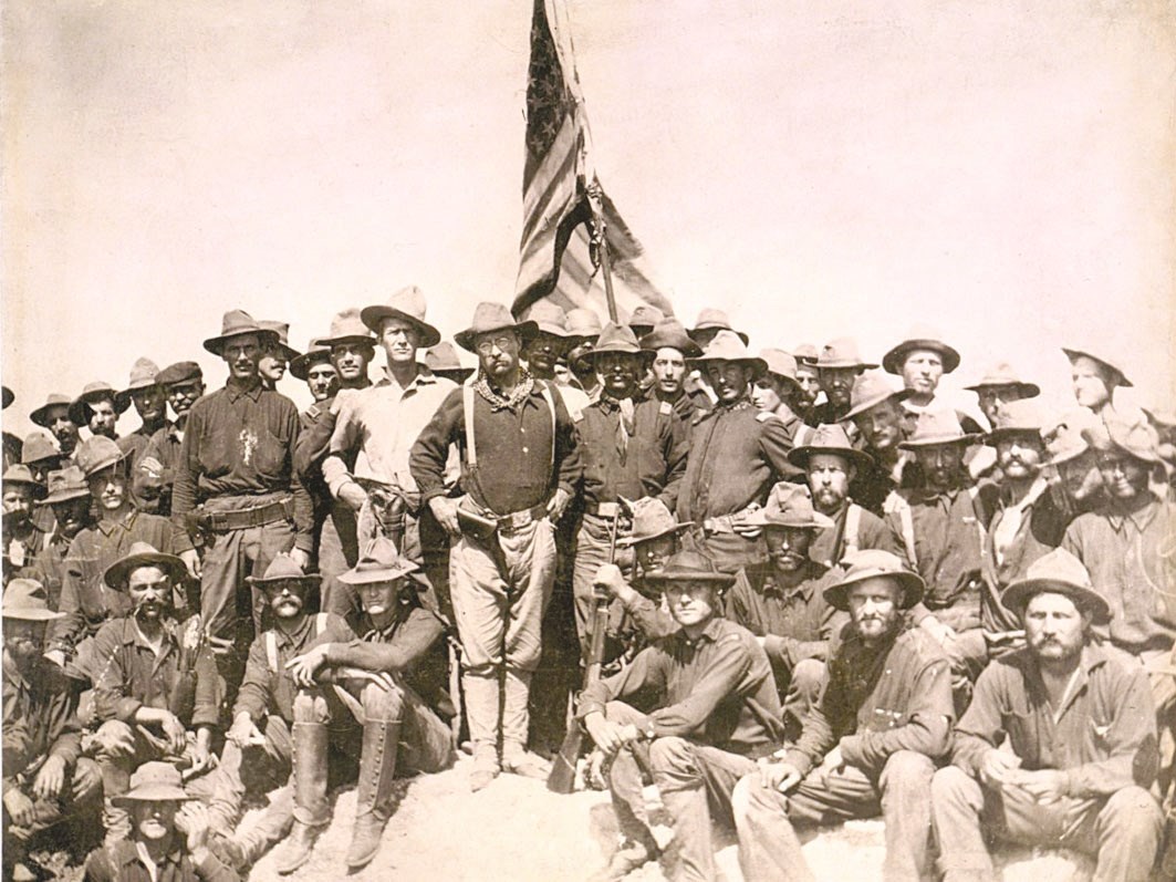 الرئيس الأميركي الأسبق تيودور روزفلت متوسطاً عدداً من جنود وحدة «راف رايدرز» المقاتلة في أعقاب معركة سان خوان في العام 1898