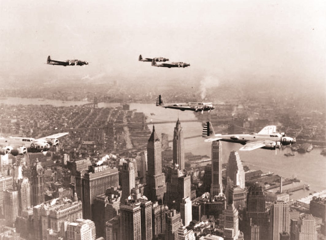 طائرات حربية أميركية تحلق في طلعة حمائية فوق مانهاتن في العام 1939
