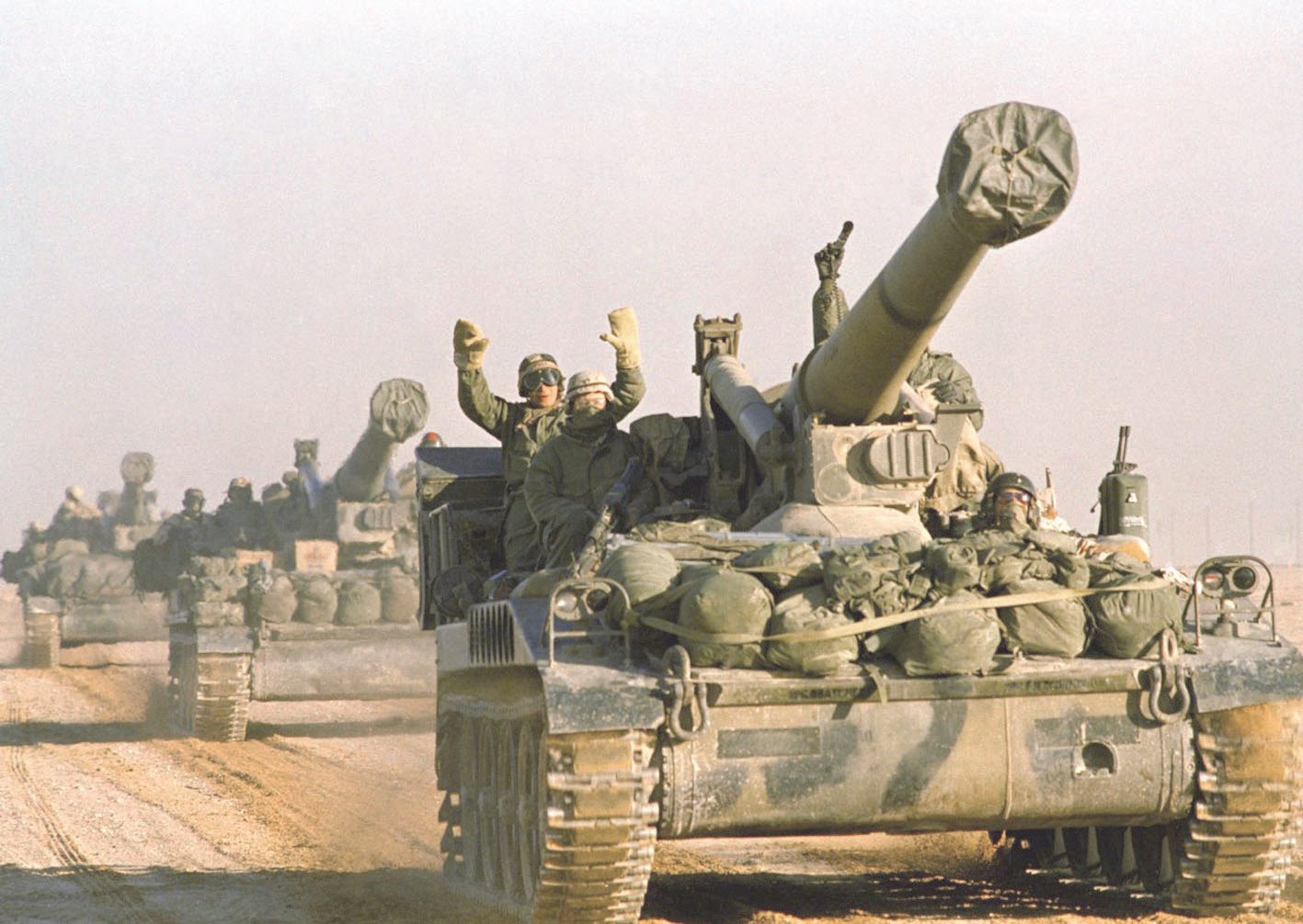 جنود الفيلق السابع التابع للجيش الأميركي على متن دباباتهم لحظة دخولهم إلى الأراضي الكويتية لتحريرها في فبراير1991