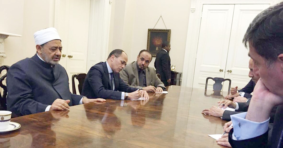 u0634u064au062e u0627u0644u0623u0632u0647u0631 u0645u062au062du062fu062bu0627u064b u0644u0639u062fu062f u0645u0646 u0627u0644u0639u0627u0645u0644u064au0646 u0641u064a u0627u0644u062eu0627u0631u062cu064au0629 u0627u0644u0628u0631u064au0637u0627u0646u064au0629