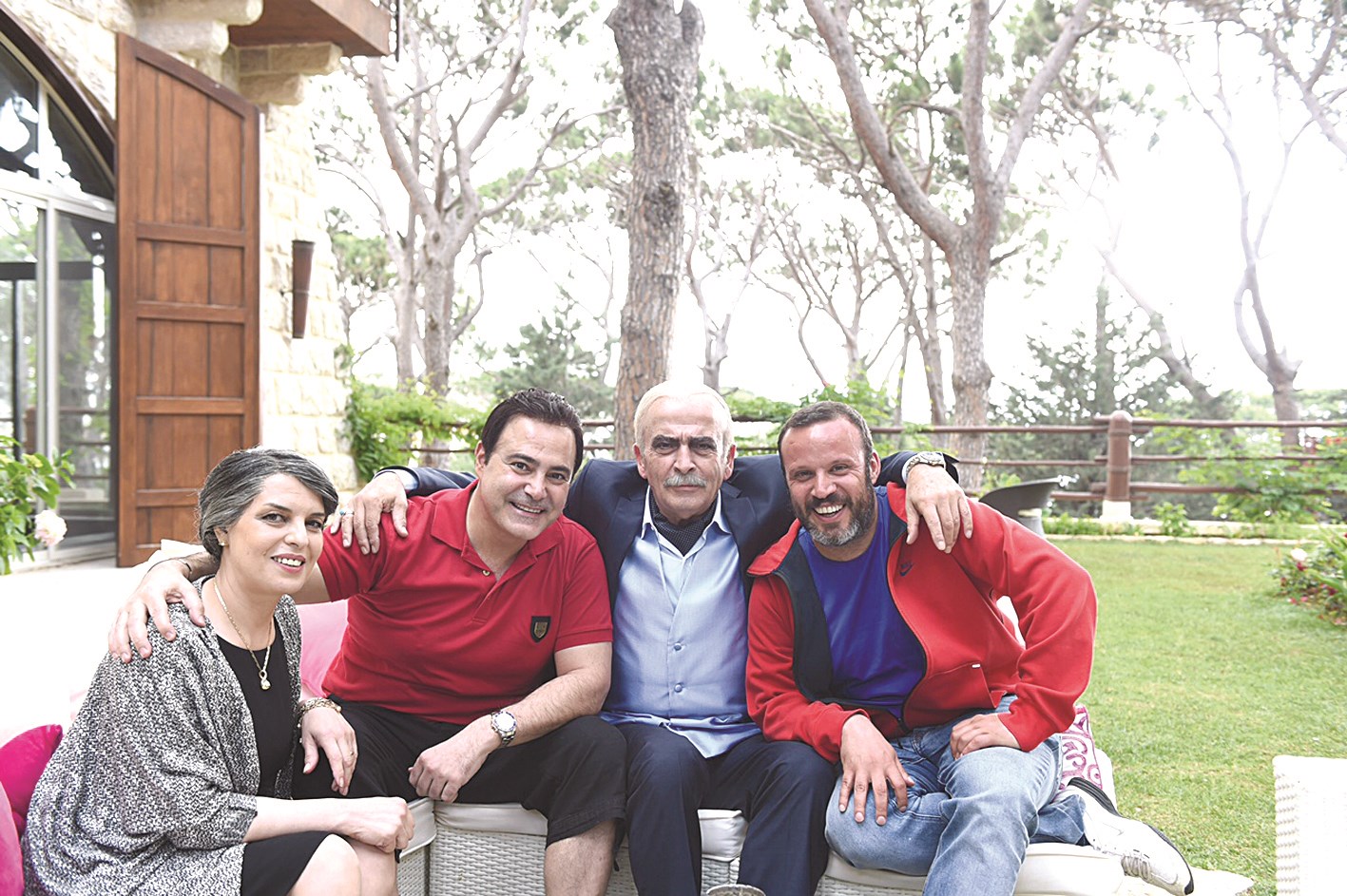 عاصي الحلاني مع بعض أفراد فريق عمل «العراب»