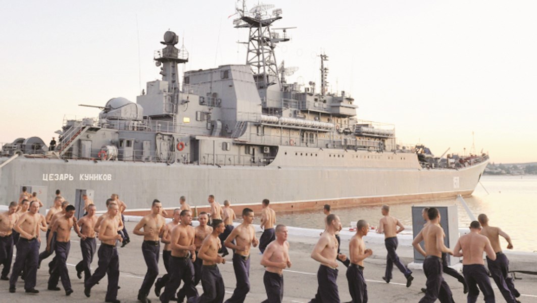 تدريبات لجنود روس يعتقد أنهم في ميناء طرطوس