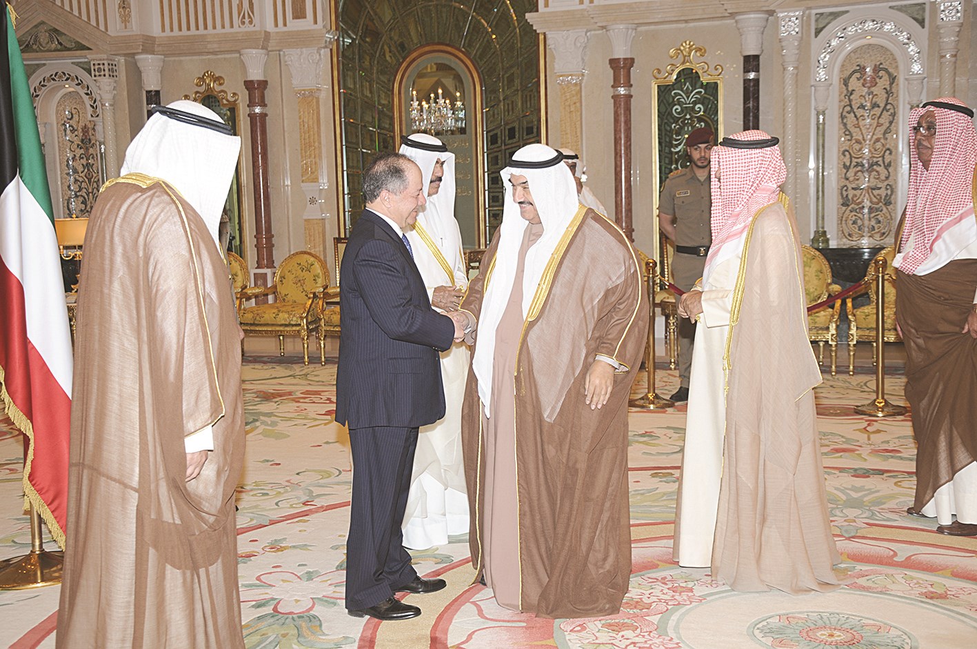 بارزاني يصافح ناصر المحمد