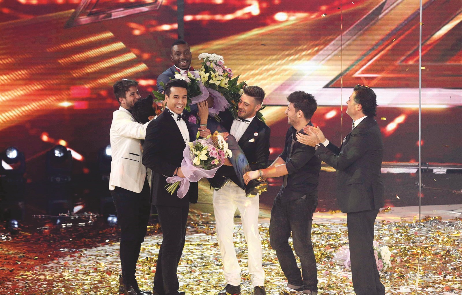 زملاء حمزة هوساوي يحملونه فرحاً بفوزه