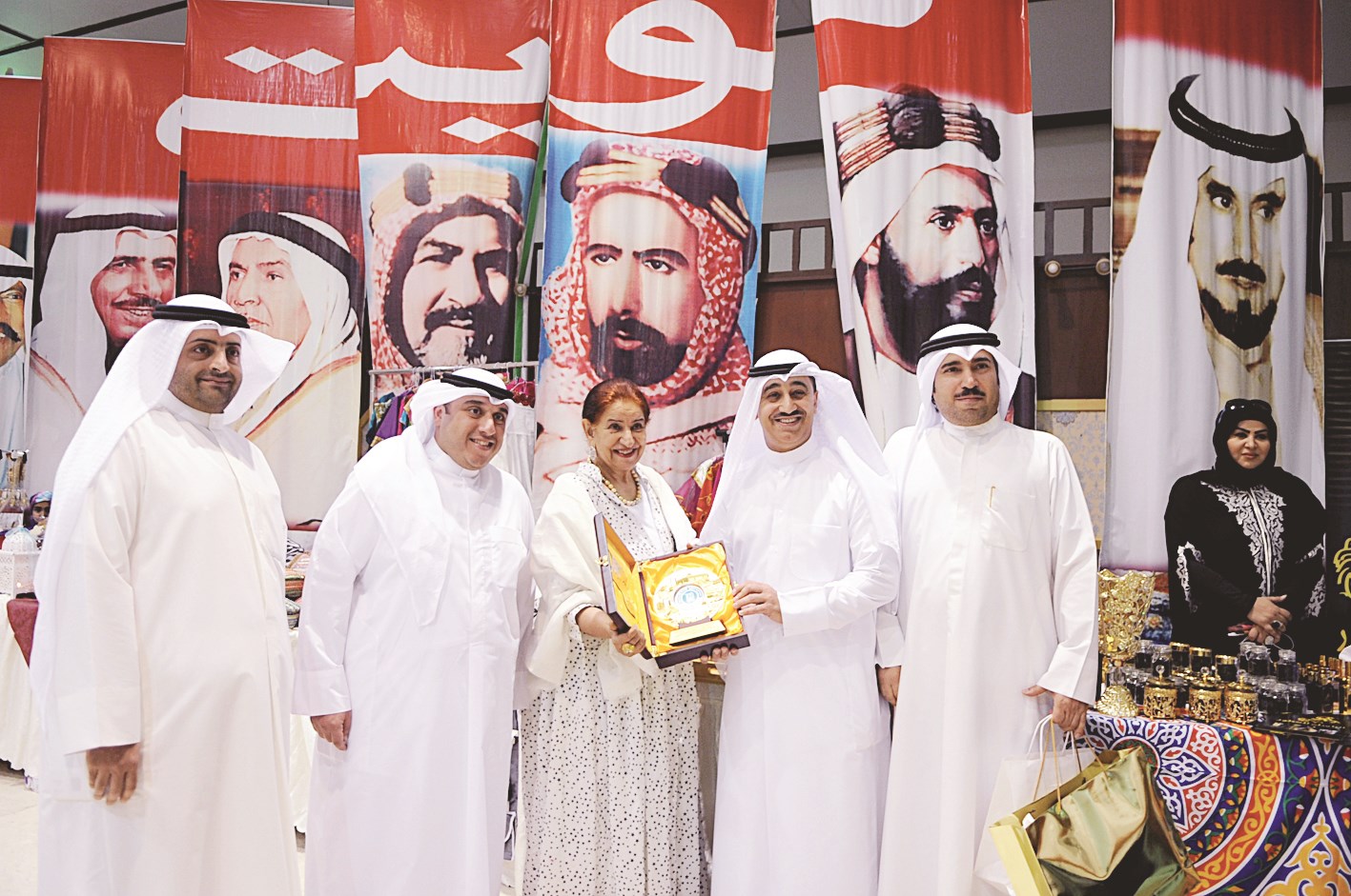 درع تكريمية للعبدالله من مجلس الإدارة