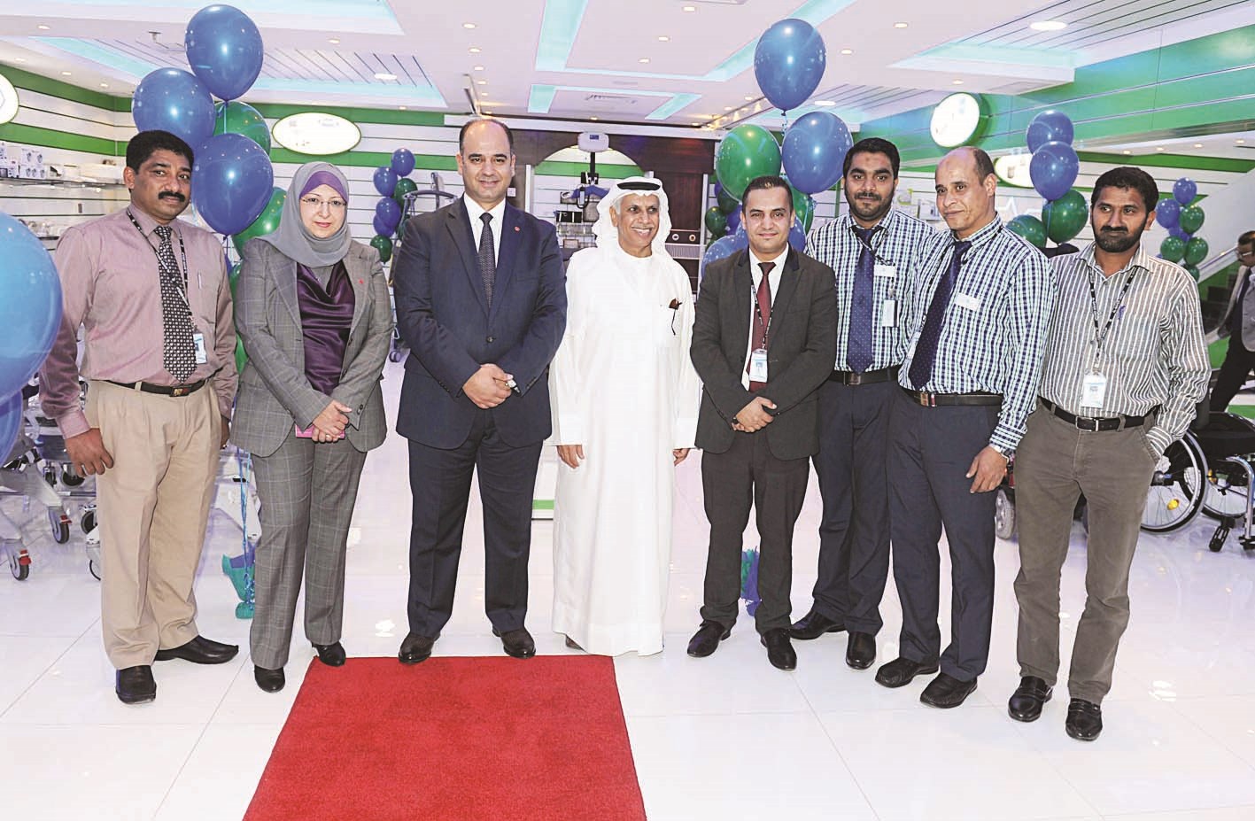 ... ومتوسّطاً مسؤولي الشركة