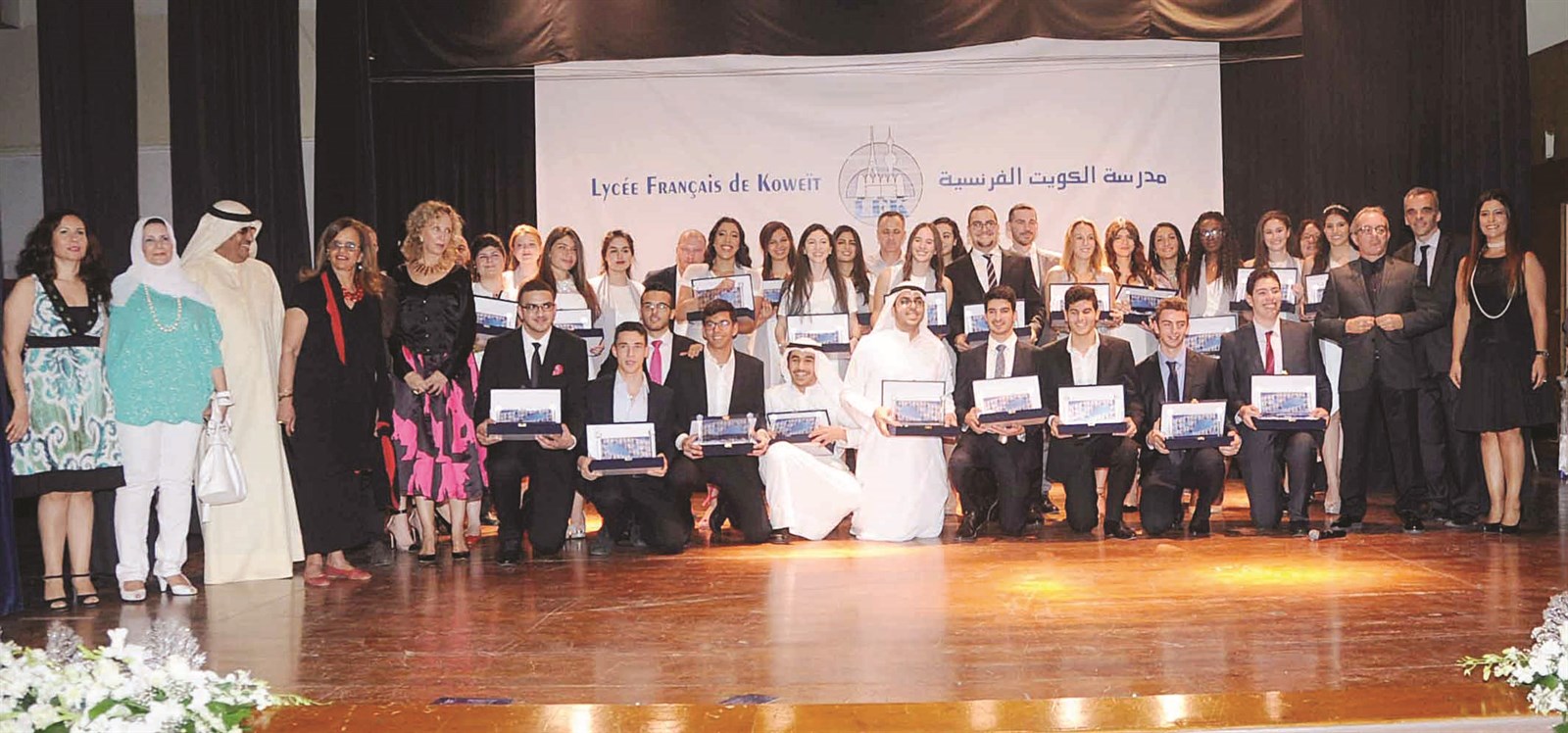 u0627u0644u062eu0631u064au062cu0648u0646 u0641u064a u0644u0642u0637u0629 u062cu0645u0627u0639u064au0629 (u062au0635u0648u064au0631 u0637u0627u0631u0642 u0639u0632u0627u0644u062fu064au0646)