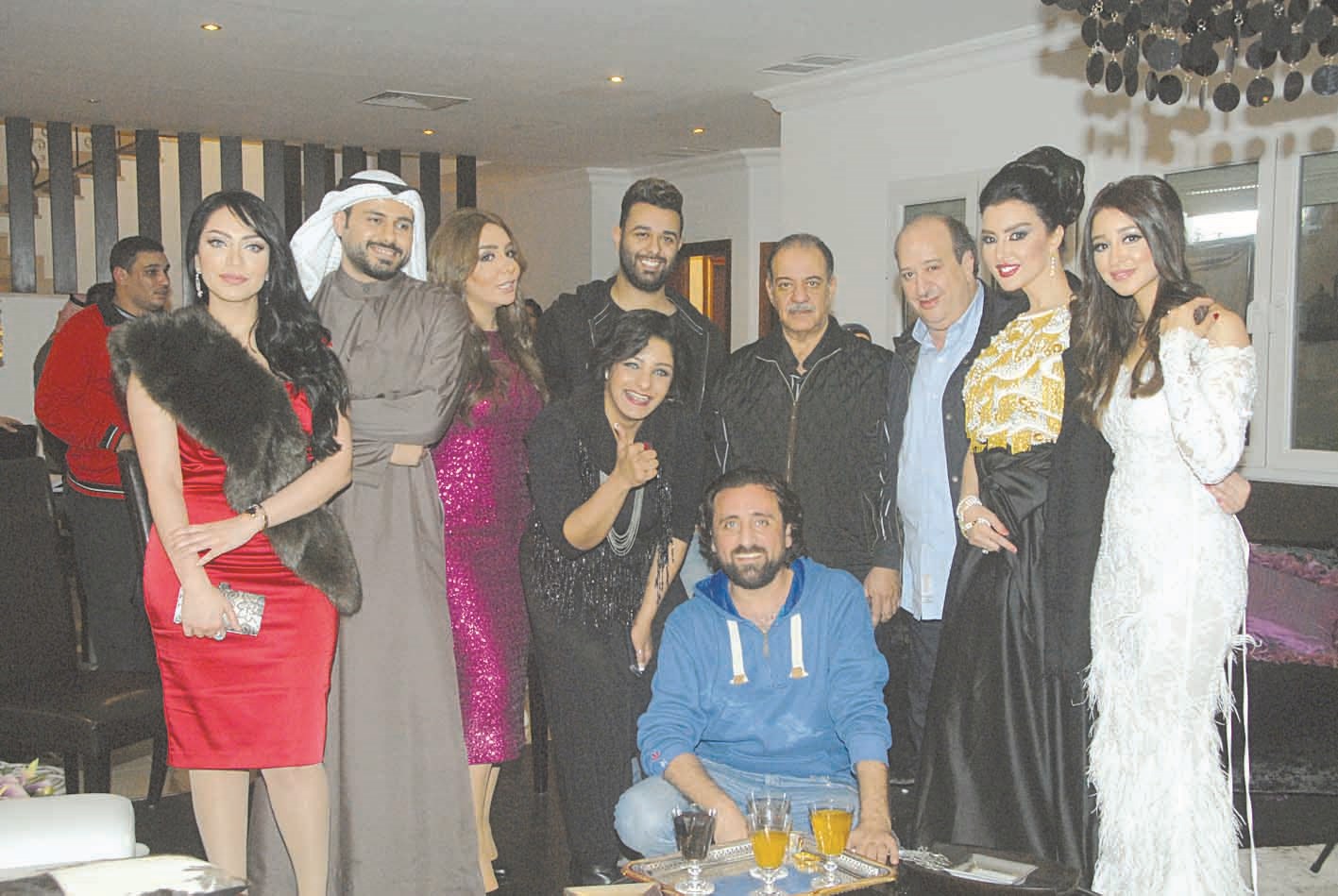 فريق «قابل للكسر» في لقطة جماعية