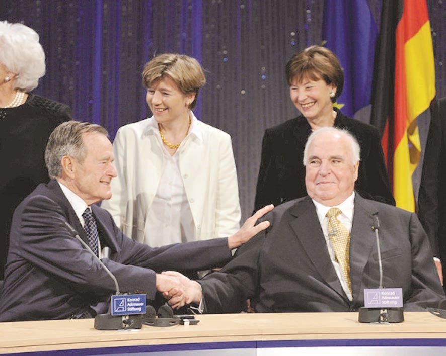 بوش الأب مداعباً المستشار الألماني الأسبق هيلموت كول خلال أحد لقاءاتهما