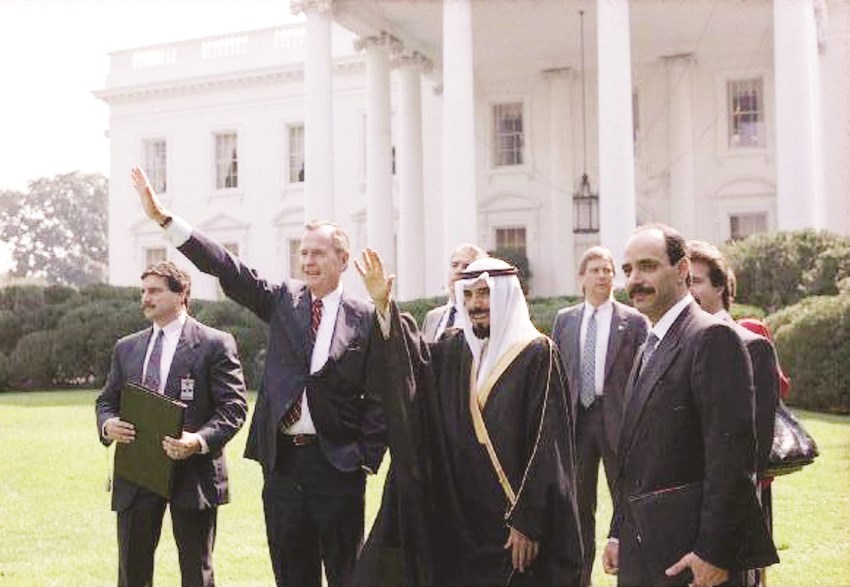 بوش وأمير الكويت الراحل الشيخ جابر الأحمد يحييان الجماهير أمام البيت الأبيض في سبتمبر 1990