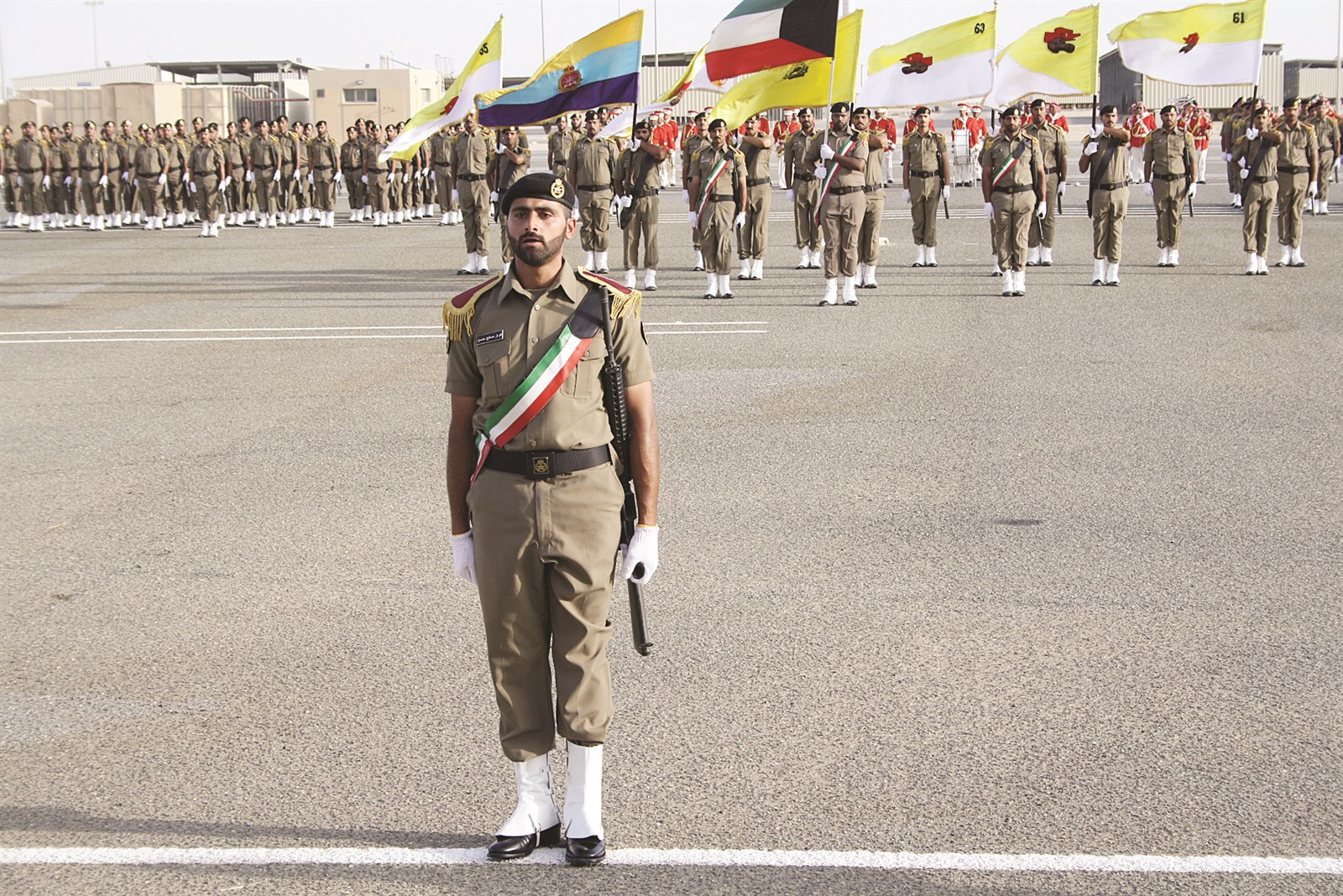 الخريجون في طابور العرض