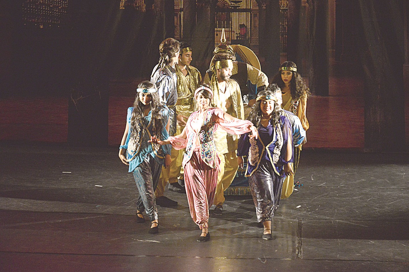 رقص استعراضي مبهر