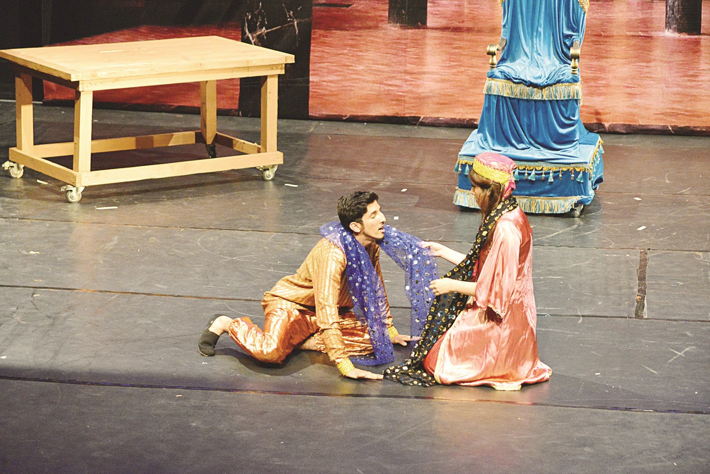 دانة البدر وعبدالله الشمّري في مشهد كوميدي