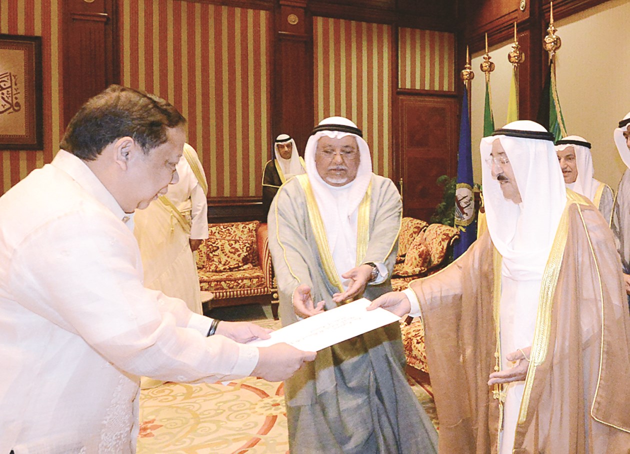 ... ومتسلماً أوراق اعتماد سفير الفيليبين