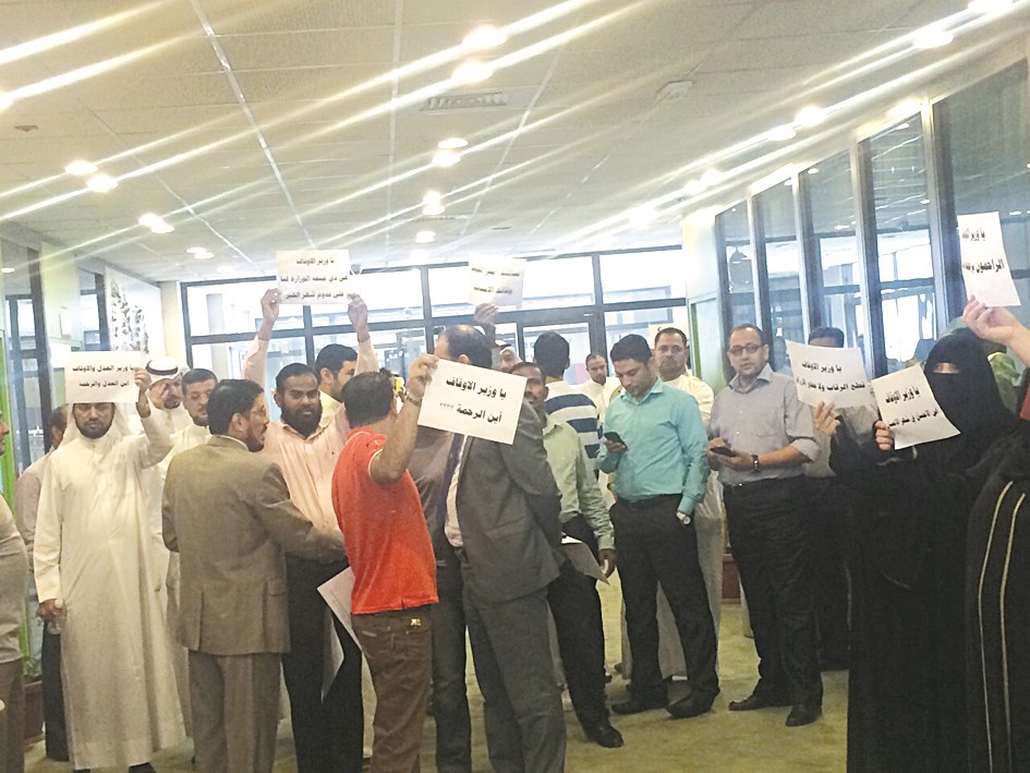 u0645u0639u062au0635u0645u0648u0646 u0623u0645u0627u0645 u0645u0643u062au0628 u0627u0644u0648u0632u064au0631