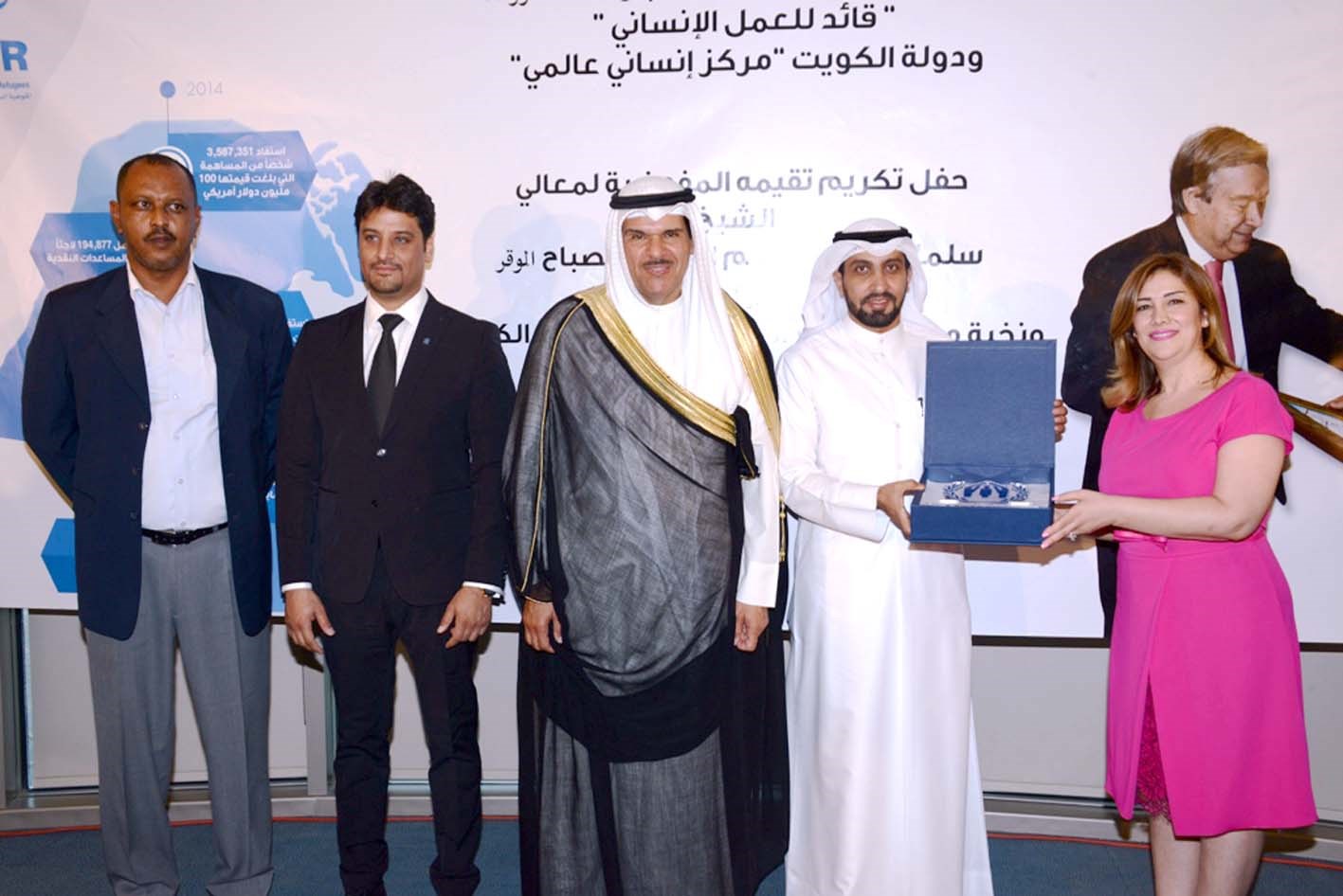 درع تذكارية للزميل غانم السليماني